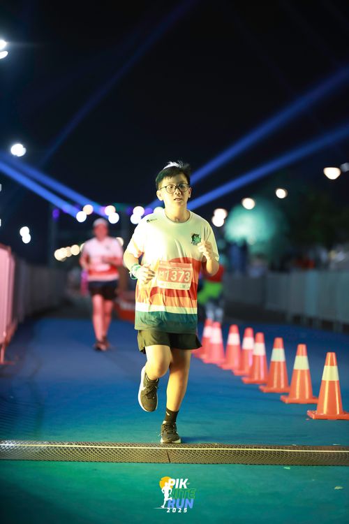 Race photo from PIK NITE RUN 2025