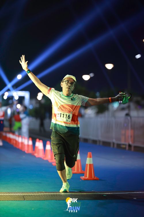 Race photo from PIK NITE RUN 2025