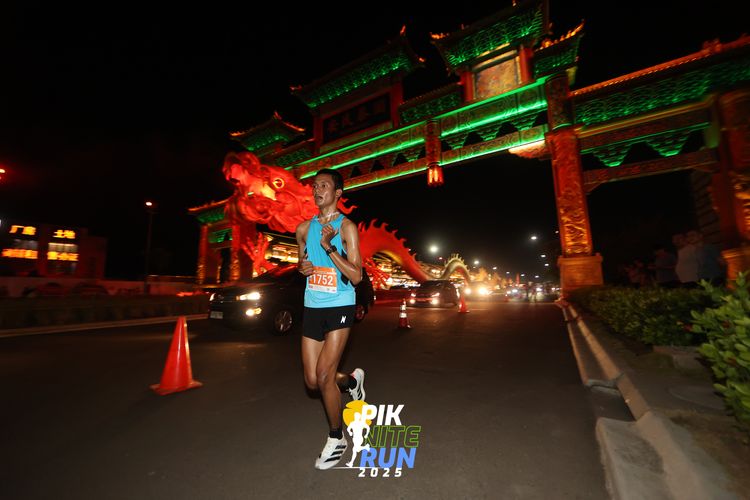 Race photo from PIK NITE RUN 2025