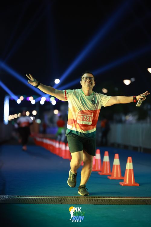 Race photo from PIK NITE RUN 2025