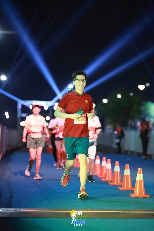 Race photo from PIK NITE RUN 2025