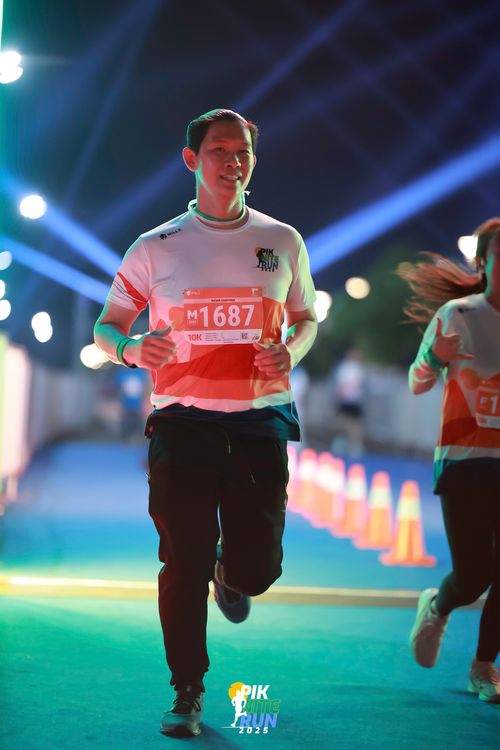 Race photo from PIK NITE RUN 2025