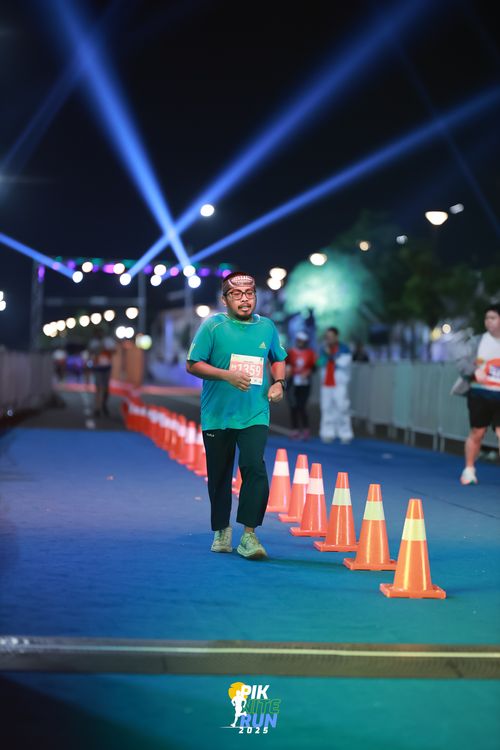 Race photo from PIK NITE RUN 2025