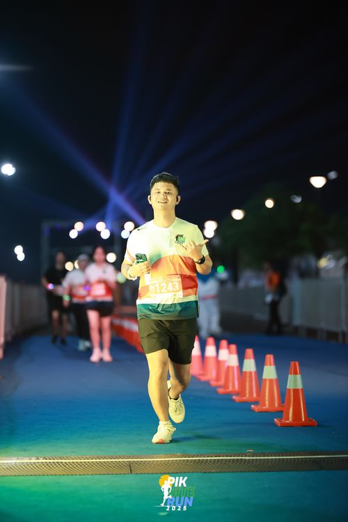 Race photo from PIK NITE RUN 2025