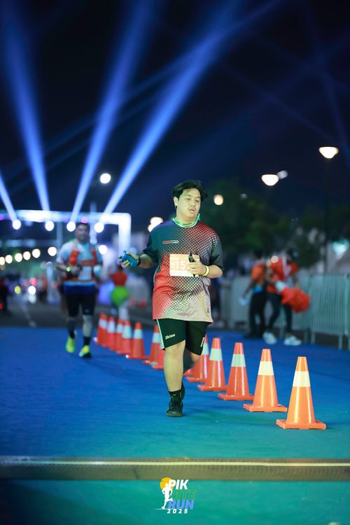 Race photo from PIK NITE RUN 2025