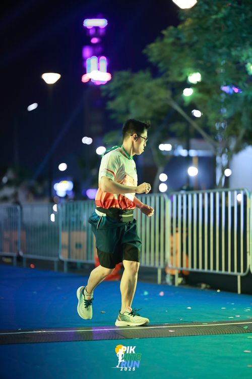 Race photo from PIK NITE RUN 2025