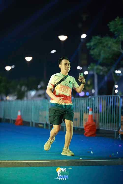 Race photo from PIK NITE RUN 2025