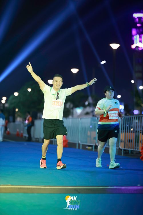 Race photo from PIK NITE RUN 2025