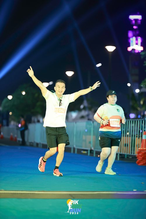 Race photo from PIK NITE RUN 2025