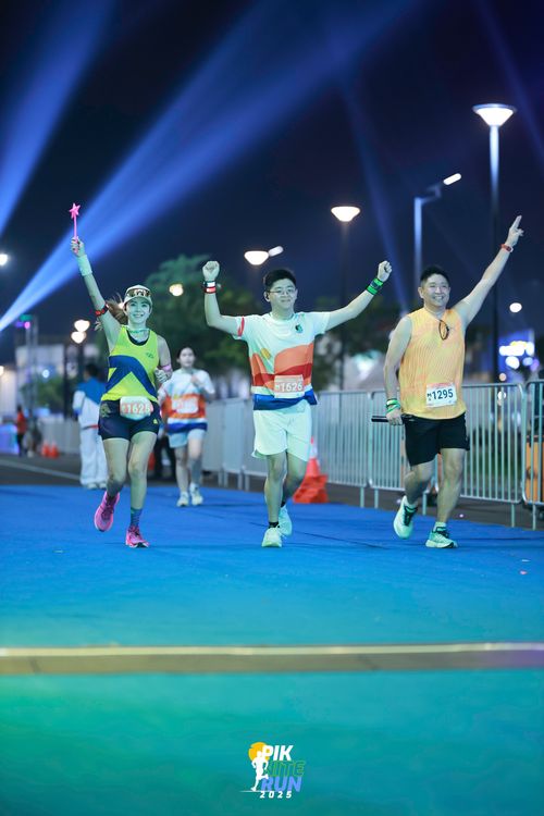 Race photo from PIK NITE RUN 2025