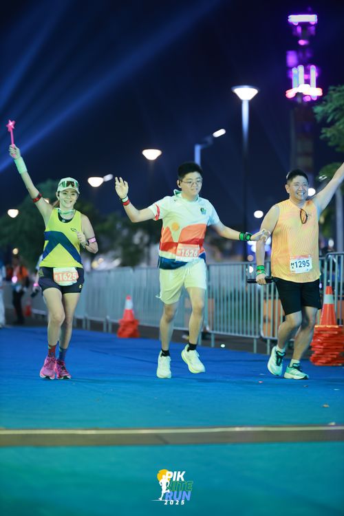 Race photo from PIK NITE RUN 2025
