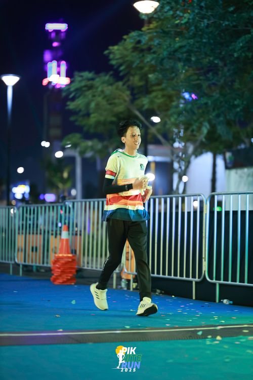 Race photo from PIK NITE RUN 2025
