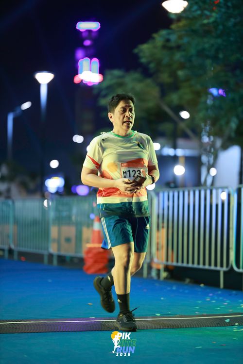 Race photo from PIK NITE RUN 2025