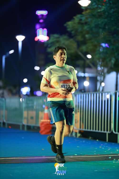 Race photo from PIK NITE RUN 2025