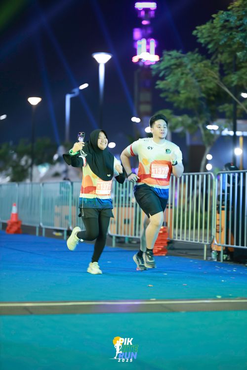 Race photo from PIK NITE RUN 2025
