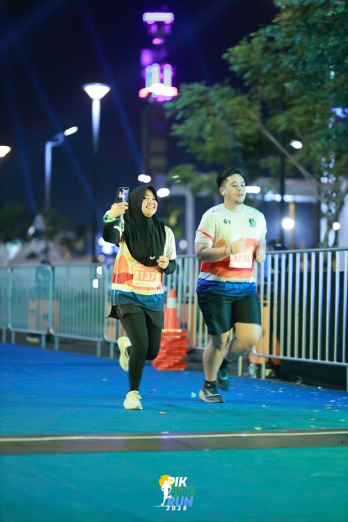 Race photo from PIK NITE RUN 2025