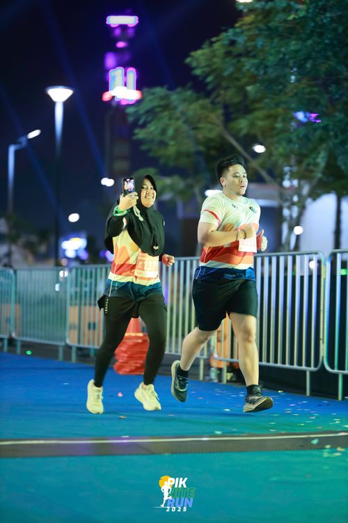 Race photo from PIK NITE RUN 2025