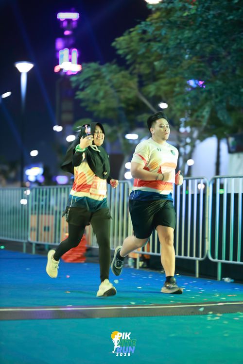 Race photo from PIK NITE RUN 2025