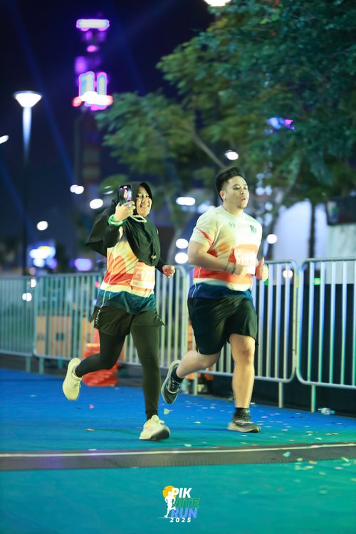 Race photo from PIK NITE RUN 2025