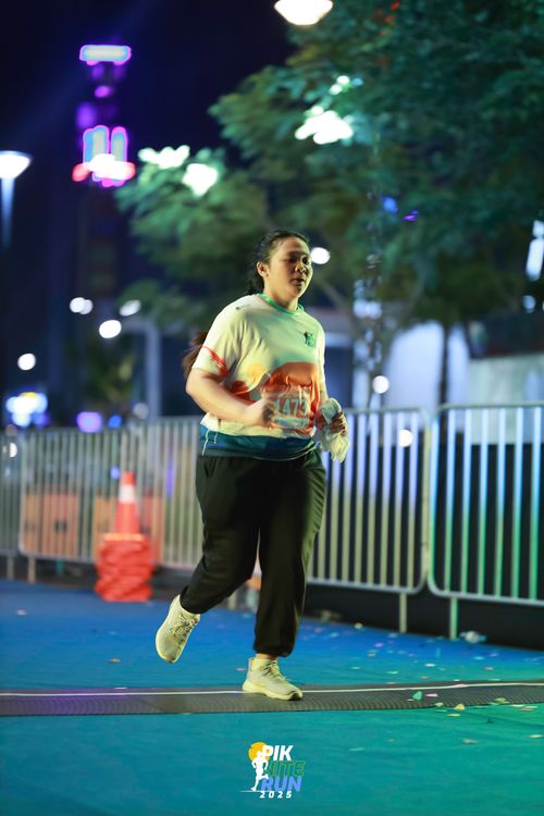 Race photo from PIK NITE RUN 2025