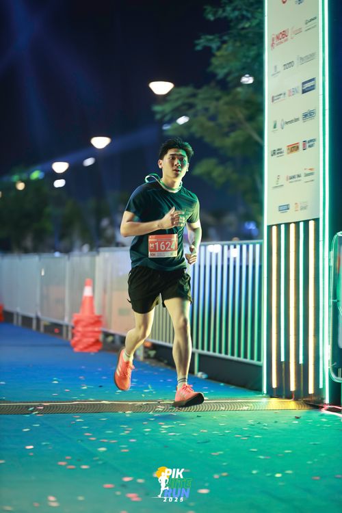 Race photo from PIK NITE RUN 2025