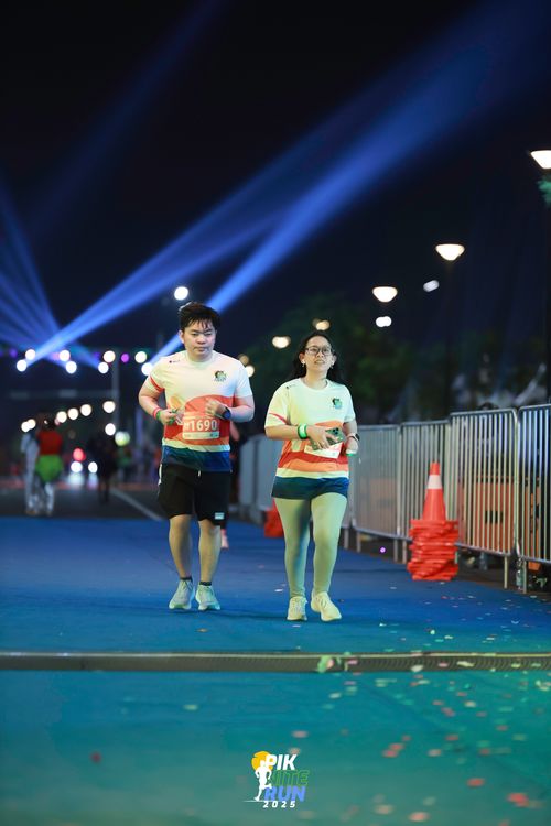 Race photo from PIK NITE RUN 2025