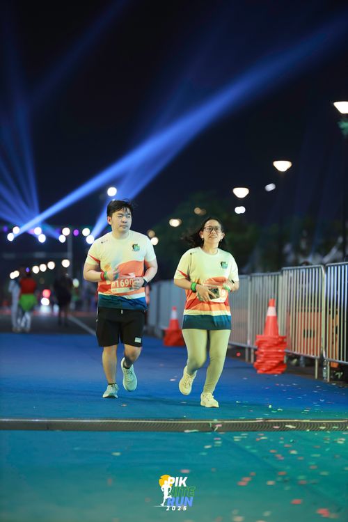Race photo from PIK NITE RUN 2025
