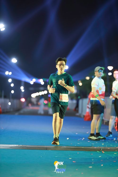 Race photo from PIK NITE RUN 2025