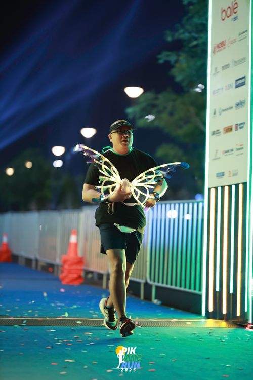 Race photo from PIK NITE RUN 2025