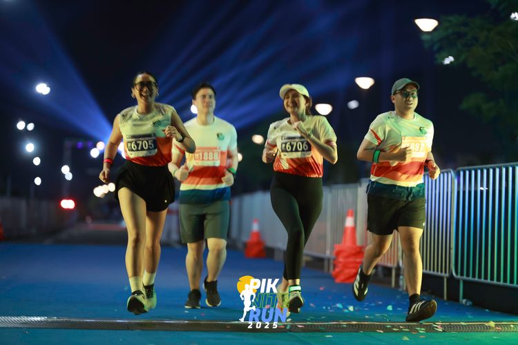 Race photo from PIK NITE RUN 2025
