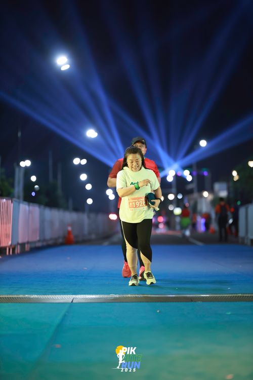 Race photo from PIK NITE RUN 2025