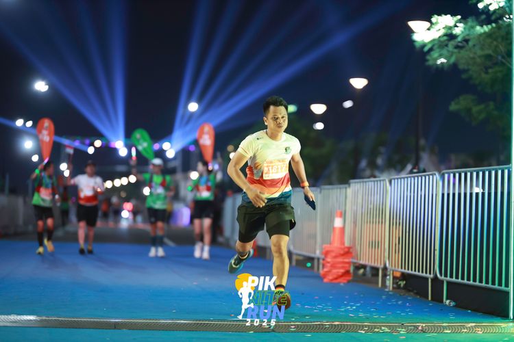 Race photo from PIK NITE RUN 2025