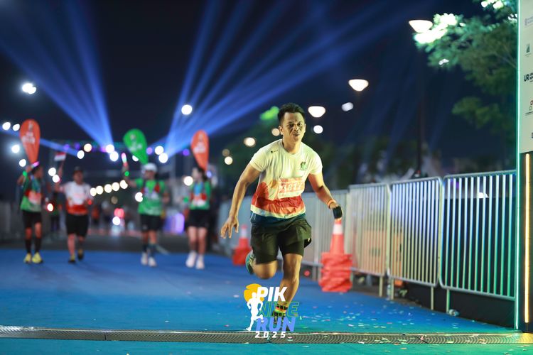 Race photo from PIK NITE RUN 2025