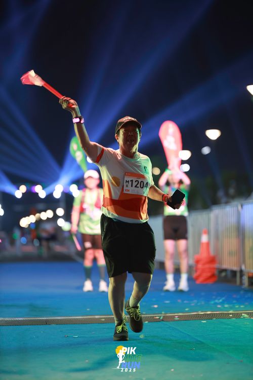 Race photo from PIK NITE RUN 2025