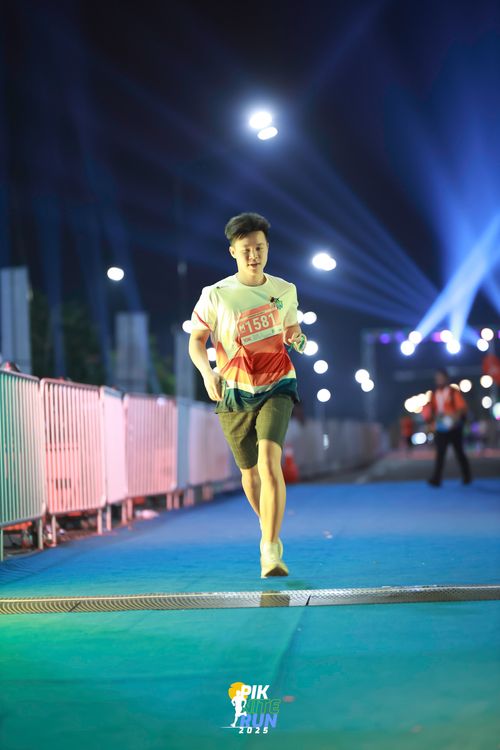 Race photo from PIK NITE RUN 2025