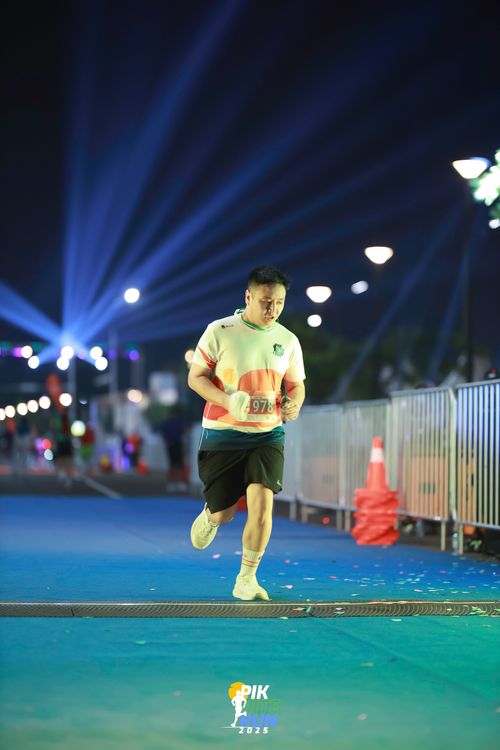 Race photo from PIK NITE RUN 2025