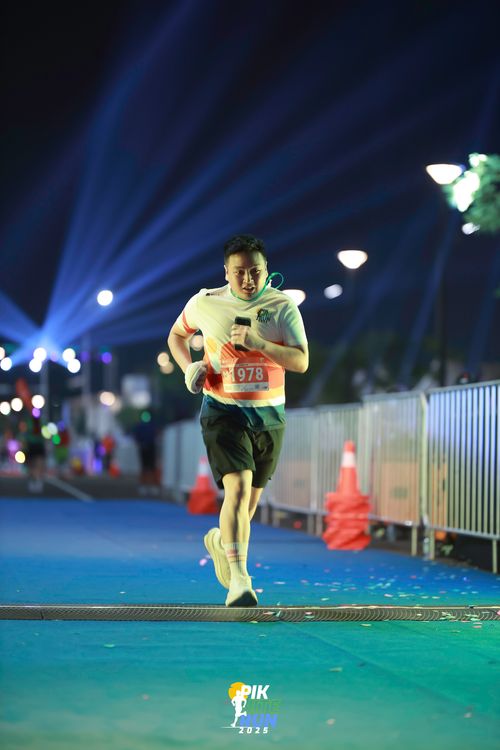 Race photo from PIK NITE RUN 2025
