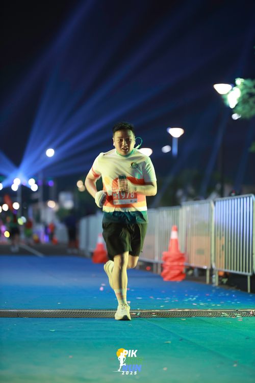 Race photo from PIK NITE RUN 2025