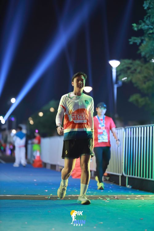 Race photo from PIK NITE RUN 2025