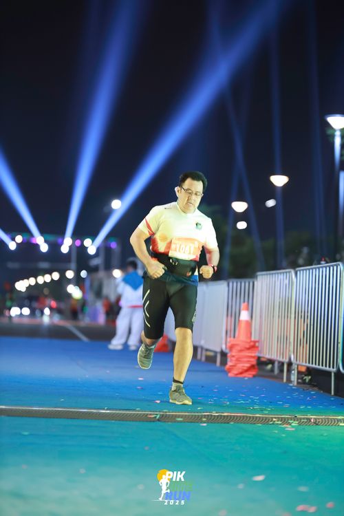 Race photo from PIK NITE RUN 2025