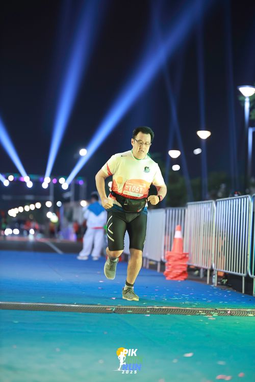 Race photo from PIK NITE RUN 2025