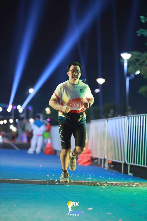 Race photo from PIK NITE RUN 2025
