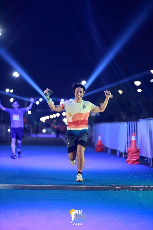 Race photo from PIK NITE RUN 2025