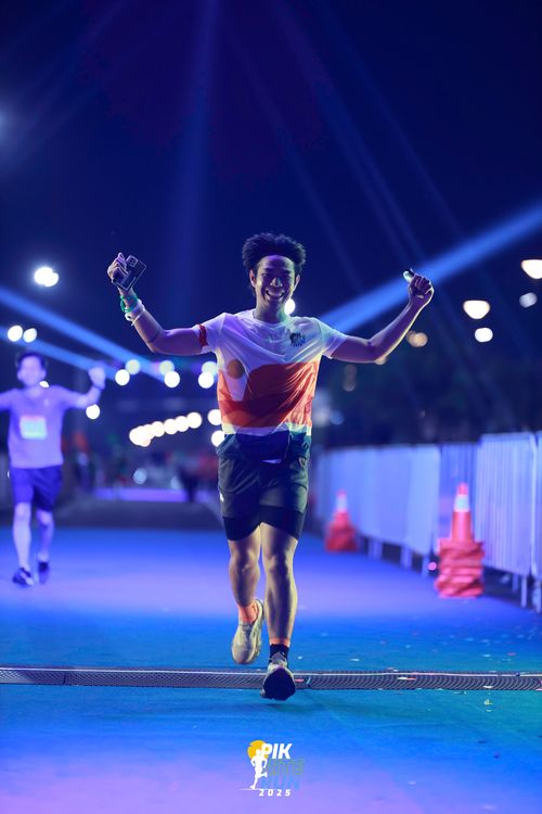 Race photo from PIK NITE RUN 2025
