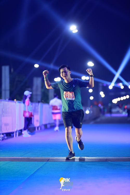 Race photo from PIK NITE RUN 2025