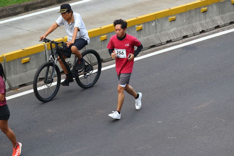 Race photo from Assurance Fun Run 2024