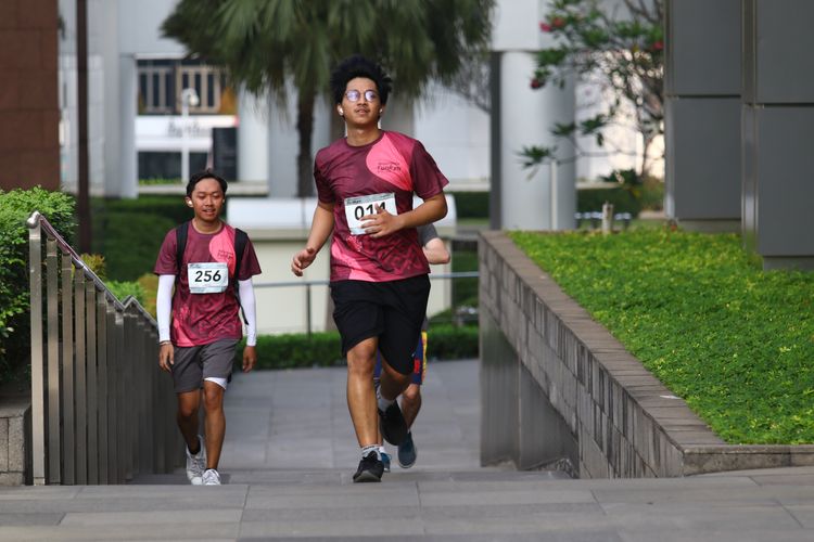 Race photo from Assurance Fun Run 2024