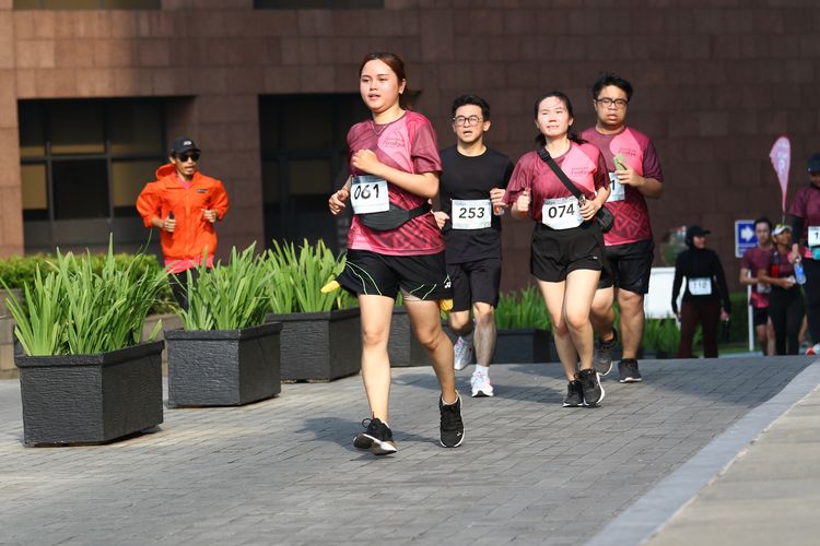 Race photo from Assurance Fun Run 2024