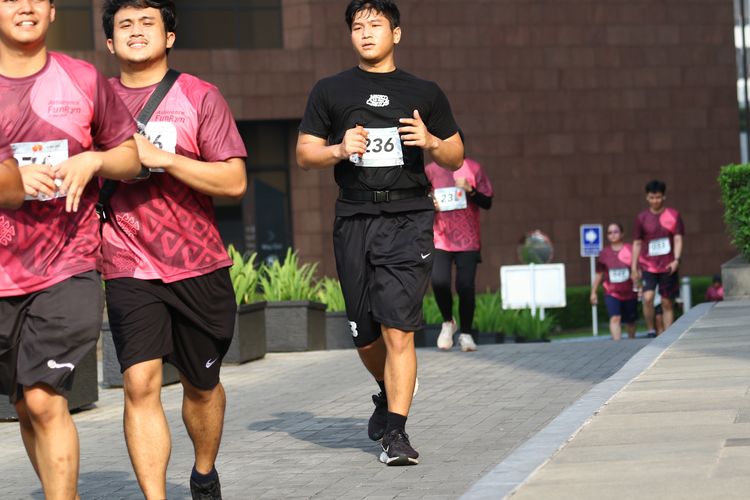 Race photo from Assurance Fun Run 2024