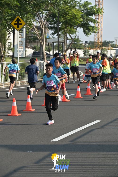 Race photo from PIK NITE RUN 2025